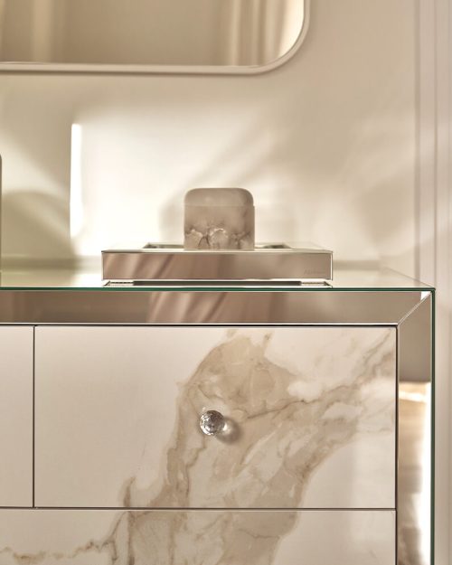 Komoda lustrzana z szufladami ze spieku kwarcowego Laminam X Greenwich Marble
