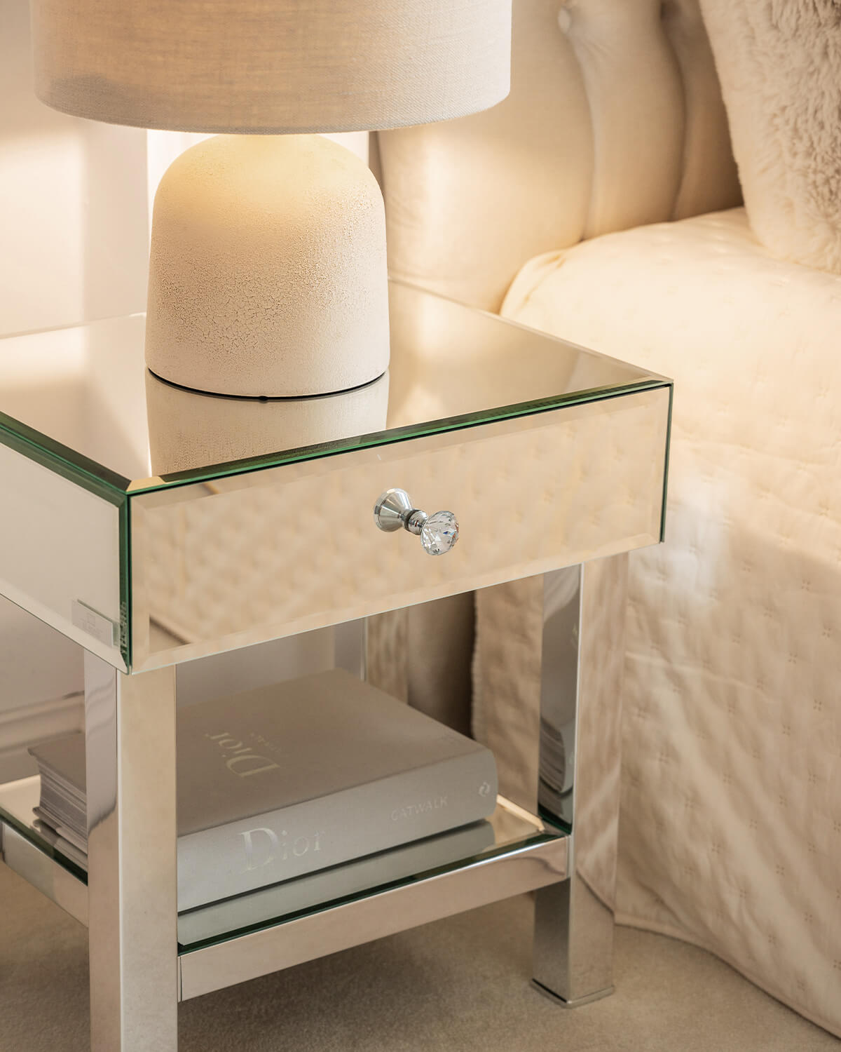 STOLIK_NOCNY_LUSTRZANY_FAZOWANY_Z_SZUFLADA_I_POLKA_BROOKLYN_ELEGANCE_1