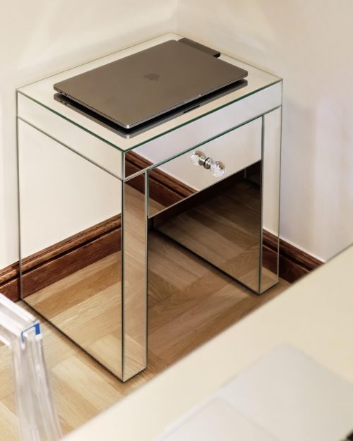 Stolik boczny lustrzany z szufladą i pełnymi bokami Long Island