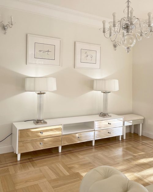 Szafka RTV z MDF i lustrzanymi fazowanymi szufladami AS Home X Laura