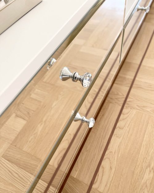 Szafka RTV z MDF i lustrzanymi fazowanymi szufladami AS Home X Laura