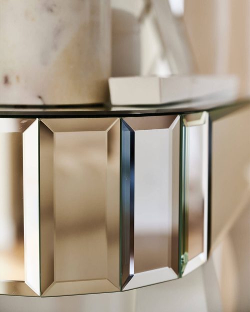 Konsola lustrzana po łuku z drewnianymi nogami